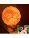 Lámpara luna personalizada con foto y base de madera. Lámpara con luz LED, mando a distancia y pie de madera. Regalos personaliz